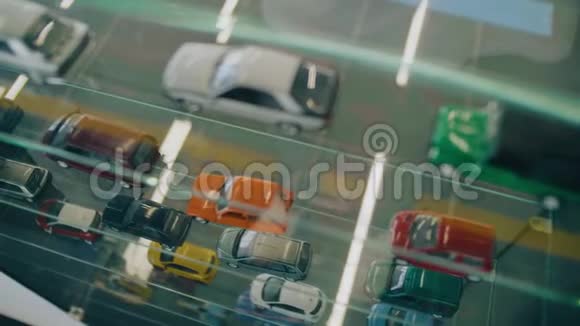 许多型号的汽车都在玻璃箱上视频的预览图