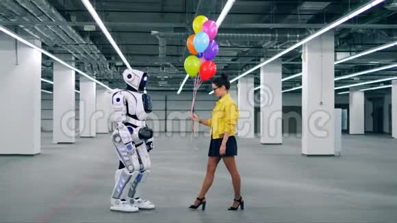 一个女孩把气球送给房间里的机器人视频的预览图