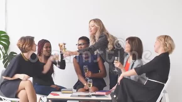 现代工作室女性商业团队的肖像带着一杯香槟视频的预览图
