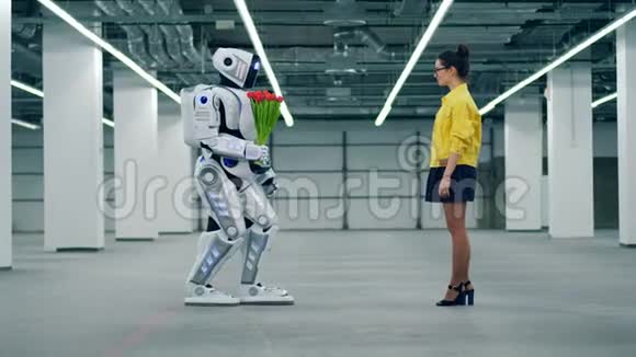 一个机器人把一束红色郁金香送给一个女人她拥抱它视频的预览图