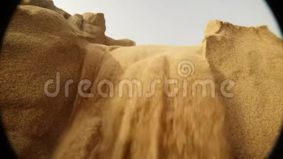 沙崩式大沙漠瀑布视频的预览图