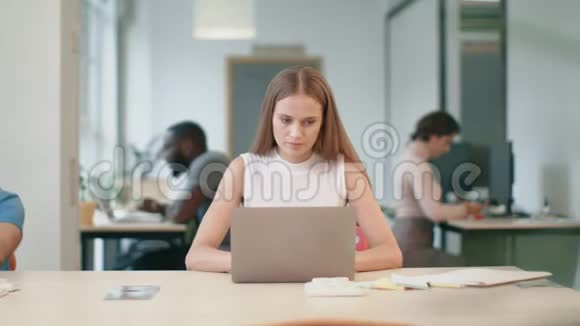 商务女性同事在笔记本电脑工作集中女士的肖像视频的预览图