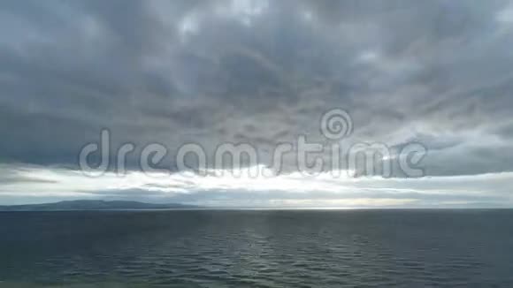 戏剧性的天空和海平线时间流逝视频的预览图