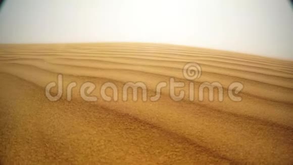 沙漠中的沙尘暴强烈的风吹散了沙丘的颗粒就像海浪接近拉贾斯坦邦一样视频的预览图