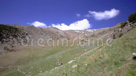西班牙加泰罗尼亚比利牛斯山脉Nuria山谷附近的一段时间流逝的片段视频的预览图