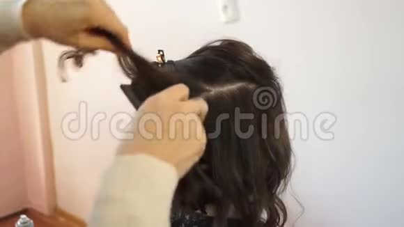 发型师直了一缕头发视频的预览图
