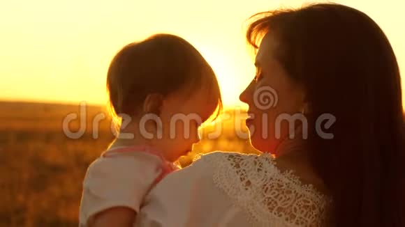小宝宝在我妈妈的怀里在金色的阳光下视频的预览图