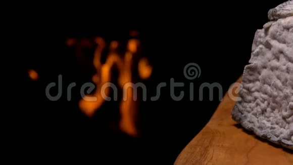 金字塔Valencay奶酪躺在火的背景上视频的预览图