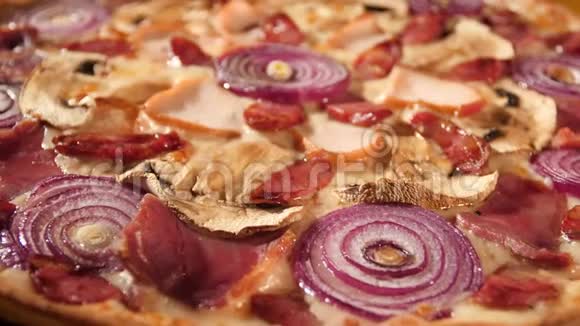 特写多汁的意大利披萨温暖照明和相机慢动作视频的预览图