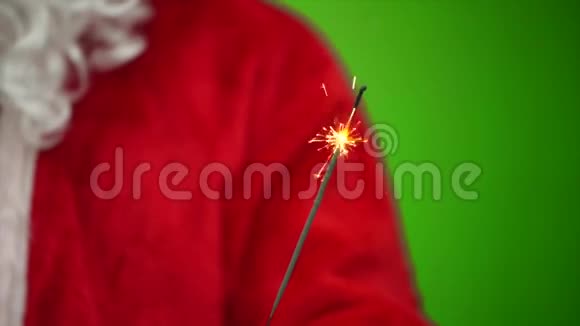 圣诞老人手里拿着孟加拉火礼物概念新年前夜圣诞老人铬钥匙快关门慢动作视频的预览图