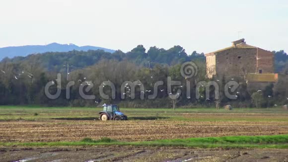 在西班牙稻田里工作的拖拉机视频的预览图