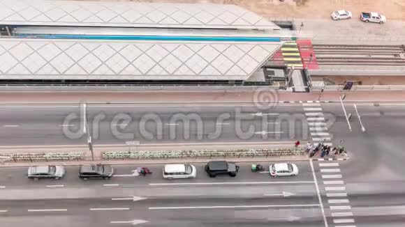 在迪拜码头与汽车和电车站交叉从上面的时间段可以看到铁路航空景观视频的预览图