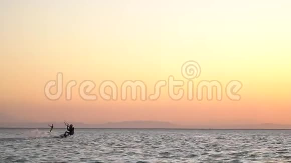 日落时橙色的天空两个人在海上赤鸢视频的预览图