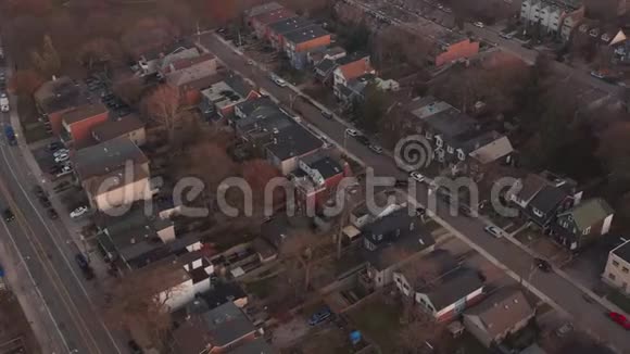 太阳落山东端多伦多居民区的空中拍摄视频的预览图
