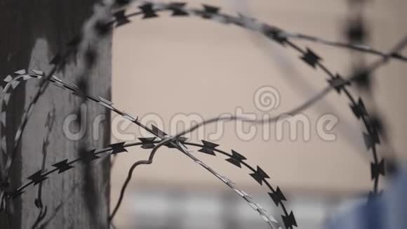 监狱墙上的铁丝网视频的预览图