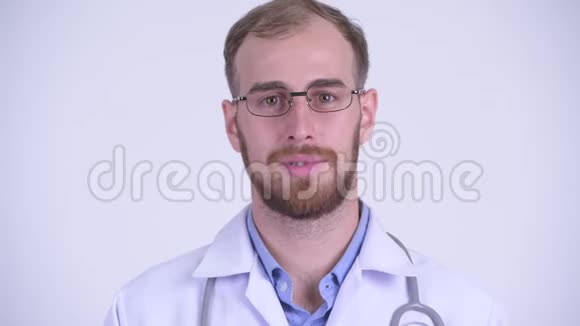 一张满脸胡须的医生对着镜头说话视频的预览图