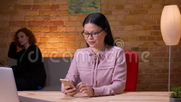 亚洲成年女商人在办公室室内通过电话自拍的特写镜头女员工使用视频的预览图