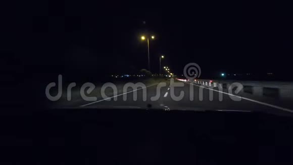 通过汽车挡风玻璃观看夜间道路视频的预览图