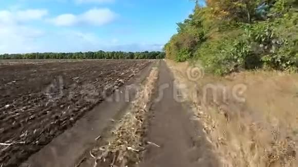 陆地和犁田之间的乡村道路视频的预览图
