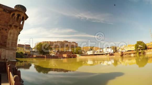 古湖古拉布萨加卡巴查在梅兰加尔堡的景色鸟飞在镜头前蓝天阳光照耀着乔德普尔视频的预览图