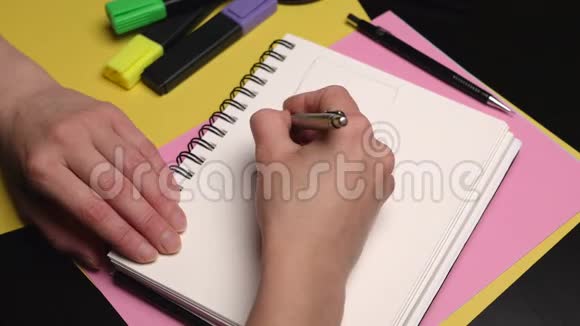 妇女手绘故事板在一个草图关门视频的预览图