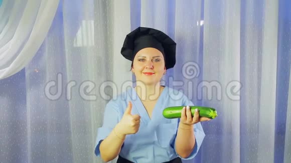 围裙女厨师微笑着手里拿着西葫芦示课视频的预览图
