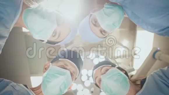 一群外科医生在手术台上交谈视频的预览图