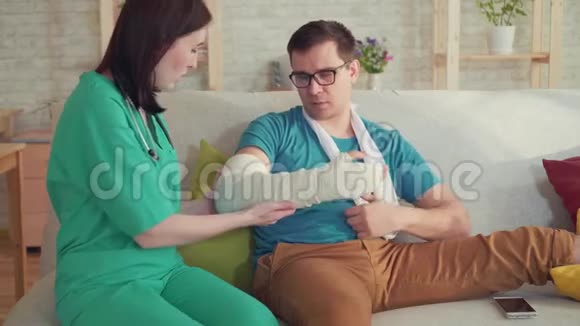 医生女人检查一个手臂骨折的男人视频的预览图