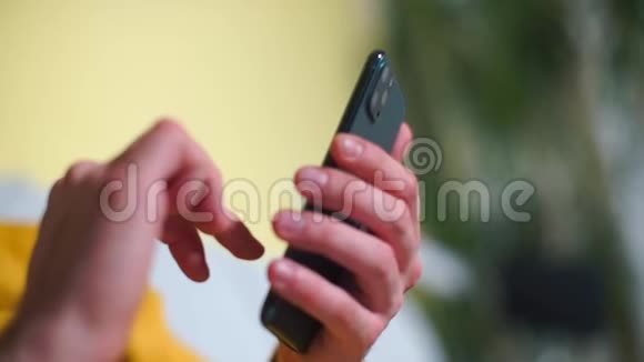 一个男人用智能手机手里拿着三个摄像头视频的预览图