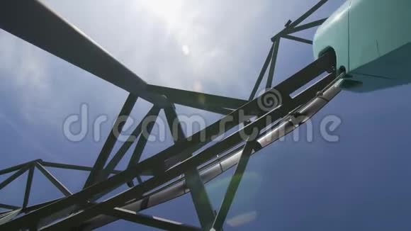 蓝天下快速的unitruck沿着立交桥铁路行驶视频的预览图