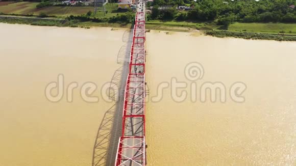 桥过卡加延河菲律宾鸟瞰视频的预览图