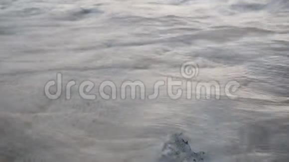 从帕穆卡莱石灰石阶地流出的水视频的预览图