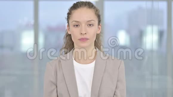 疲惫的年轻女商人有头痛的肖像视频的预览图