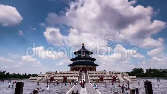 沿着中国北京天坛的红墙行走视频的预览图