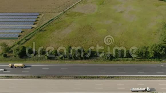 带有太阳能电池板的广田空中全景视频的预览图