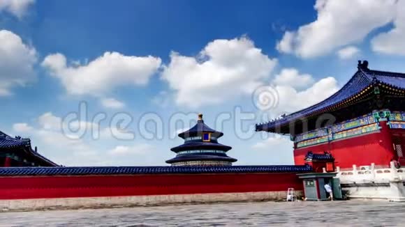沿着中国北京天坛的红墙行走视频的预览图
