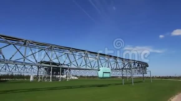 卡车沿着立交铁路穿过绿草地视频的预览图