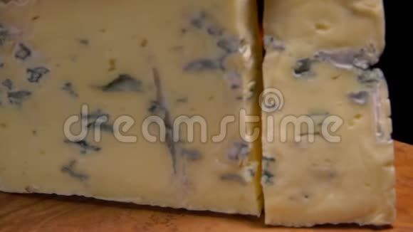 一块蓝色的罗克福特奶酪掉在木板上视频的预览图