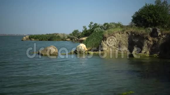 Khadzhibey河口美丽的海岸水中的石头视频的预览图