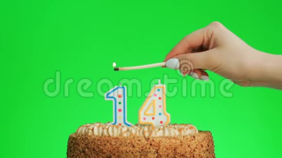 在美味的蛋糕上点燃14号生日蜡烛绿色屏幕14视频的预览图