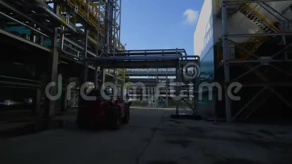 拖拉机沿炼厂厂区行驶有管道视频的预览图