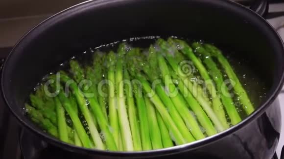 绿芦笋放在沸水锅里视频的预览图