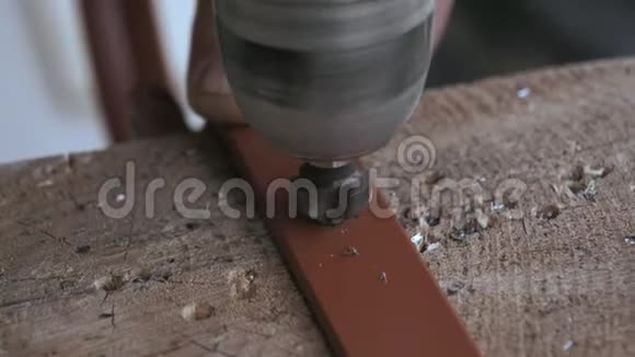 在施工现场钻一个金属孔用于所需的螺栓视频的预览图