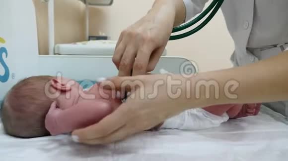 新生儿2天在产房在一个现代产科诊所医生用听筒检查婴儿新生儿视频的预览图