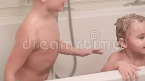 哥哥在洗澡时给弟弟洗澡视频的预览图