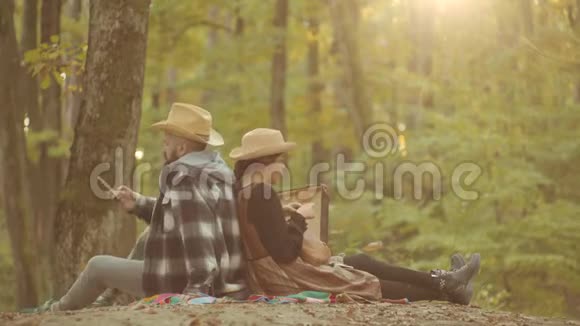 秋天的情侣相爱可爱的夫妇在秋天公园散步年轻时尚情侣的性感户外画像视频的预览图