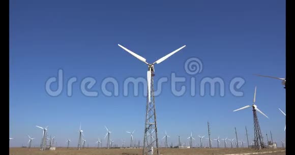 许多旋转风力涡轮机对抗晴朗的蓝天克里米亚替代能源的基础视频的预览图