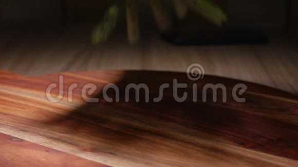 新鲜的绿芦笋落在木板上视频的预览图