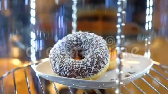 让人兴奋的甜甜圈在咖啡店的橱窗里旋转视频的预览图