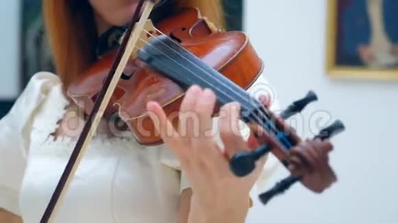小提琴正由一位女士熟练地演奏视频的预览图